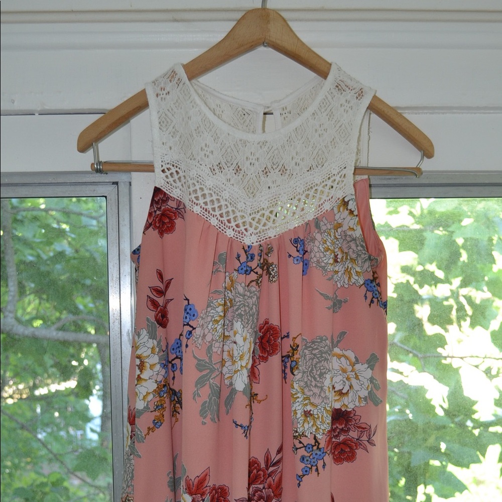 Pink&Floral Mid-Thigh Dress w/ White Lace Shoulder